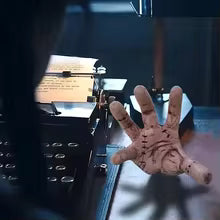 Fausse Main Décorative Halloween Réaliste – Effet Sang et Peau Déchirée Ultra Réaliste